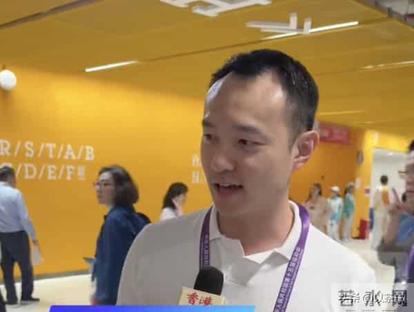 霍家人全运会为郭晶晶喝彩，霍启山与叔叔坐一起，为何不见霍启刚