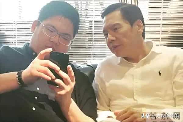 向佑彻底没救了！现身酒吧胖又颓，烟酒不离手 女伴肥腻不如郭碧婷