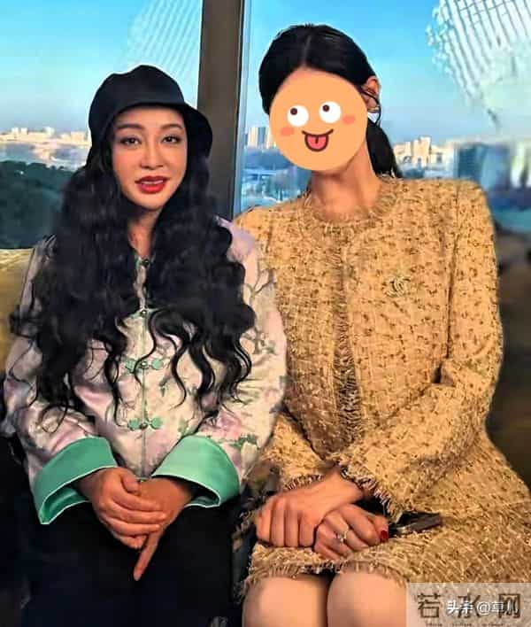 75岁刘晓庆扮嫩大获好评-网友直夸这也太年轻了，就像45岁