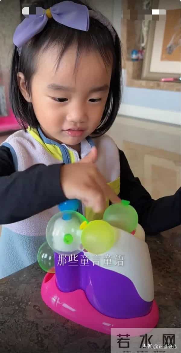 海哈金喜和李亚鹏离婚后 3岁女儿首出镜 情绪低落 长大想成为舞蹈家