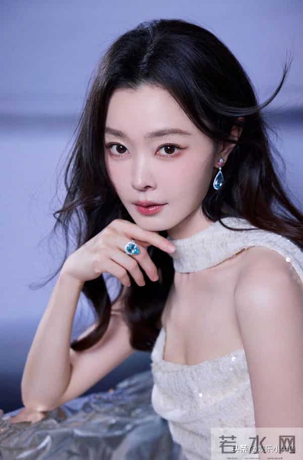 宋轶最新活动照，一袭白色薄纱羽毛裙，布灵布灵的，美得不可方物