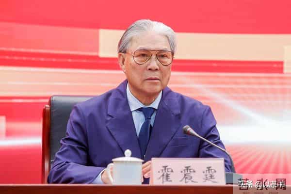 霍家人全运会为郭晶晶喝彩，霍启山与叔叔坐一起，为何不见霍启刚