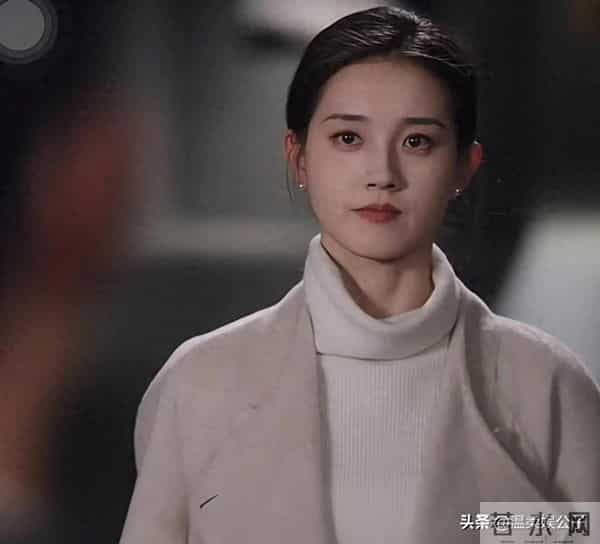 看到郭宇欣跑龙套旧照,站杨紫身边一点不输,才知啥叫小红靠捧