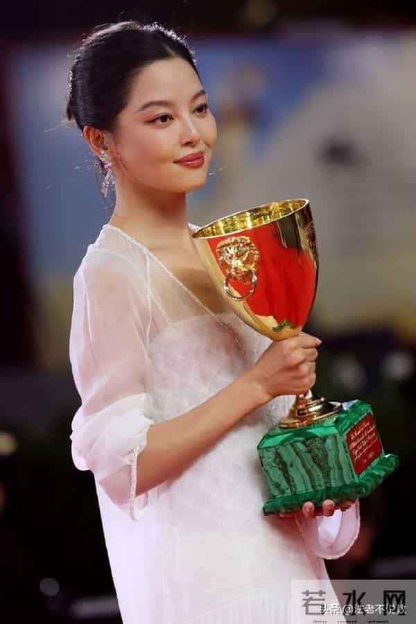 被辛芷蕾反击后，“一言不发”的郝蕾，终于不再顾忌所谓的体面！