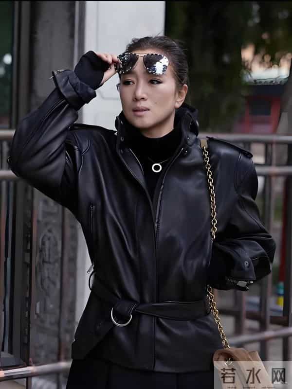 59岁巩俐回国出席活动,看了她的生图,才知道77岁法国老公没说谎