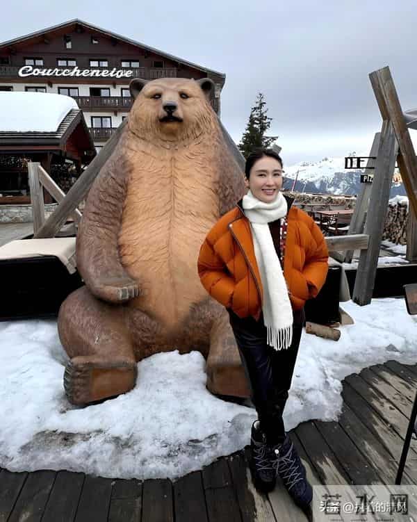 黎姿在国外度假带火了秋冬新穿搭：短款羽绒服+皮裤，时髦又减龄