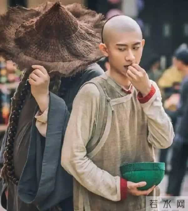 被“发腮”的张一山惊艳，33岁终于长开，网友：杨紫得避嫌了