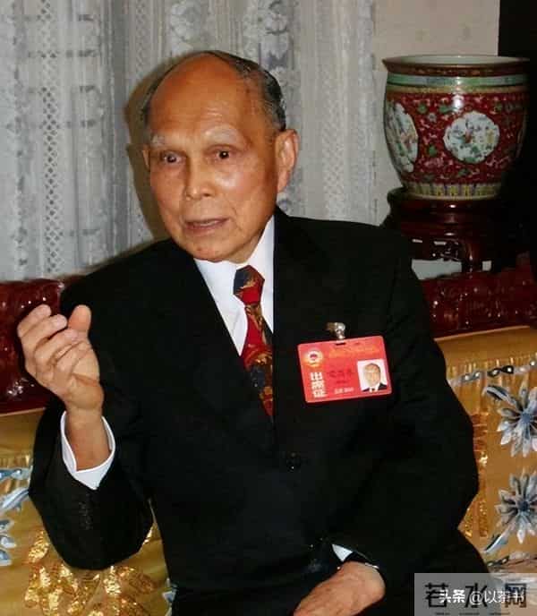 霍家人全运会为郭晶晶喝彩，霍启山与叔叔坐一起，为何不见霍启刚