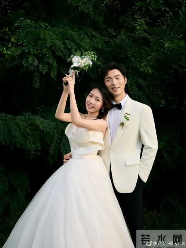 恭喜，明星情侣官宣结婚