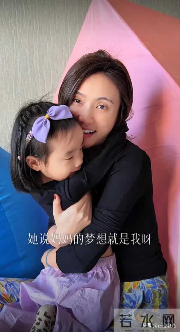海哈金喜和李亚鹏离婚后 3岁女儿首出镜 情绪低落 长大想成为舞蹈家