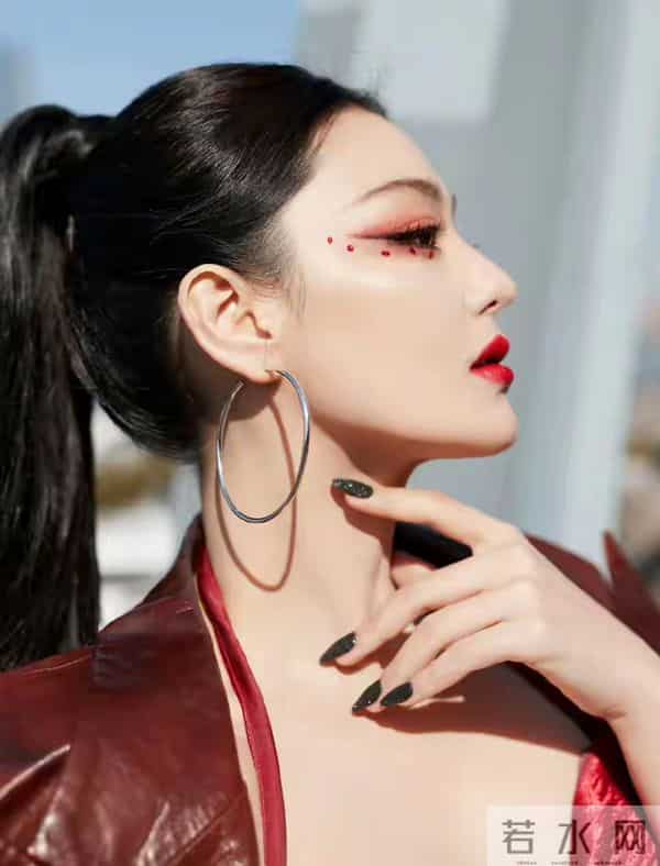 张馨予——烈焰红唇,火辣身材,性感黑丝