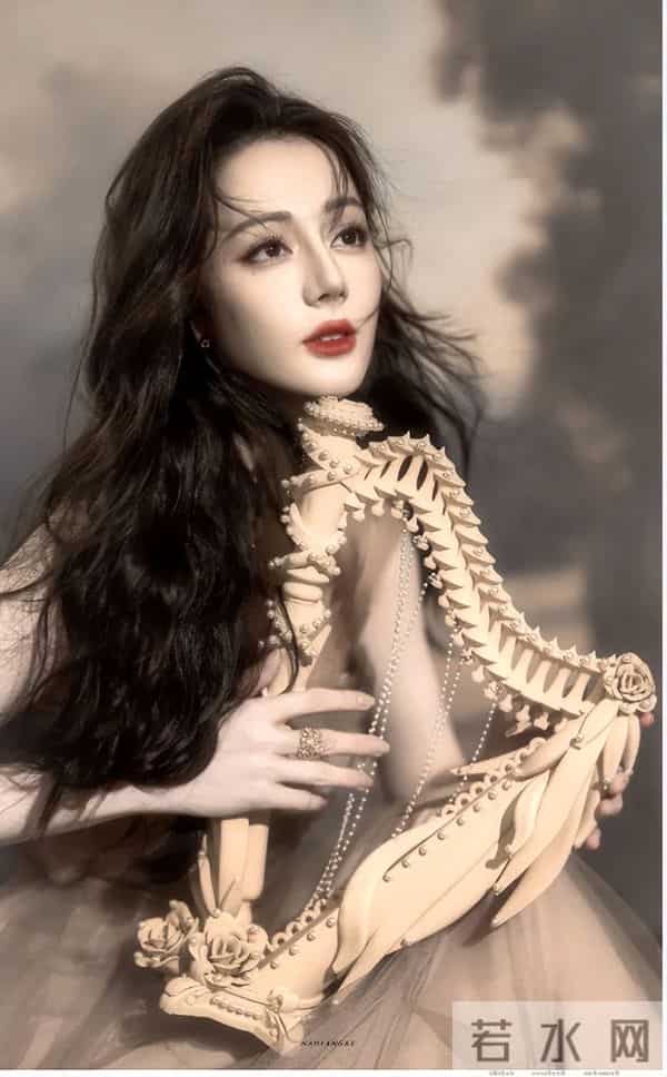 钱再多有什么用？33岁迪丽热巴的现状，给所有年轻女性提了个醒