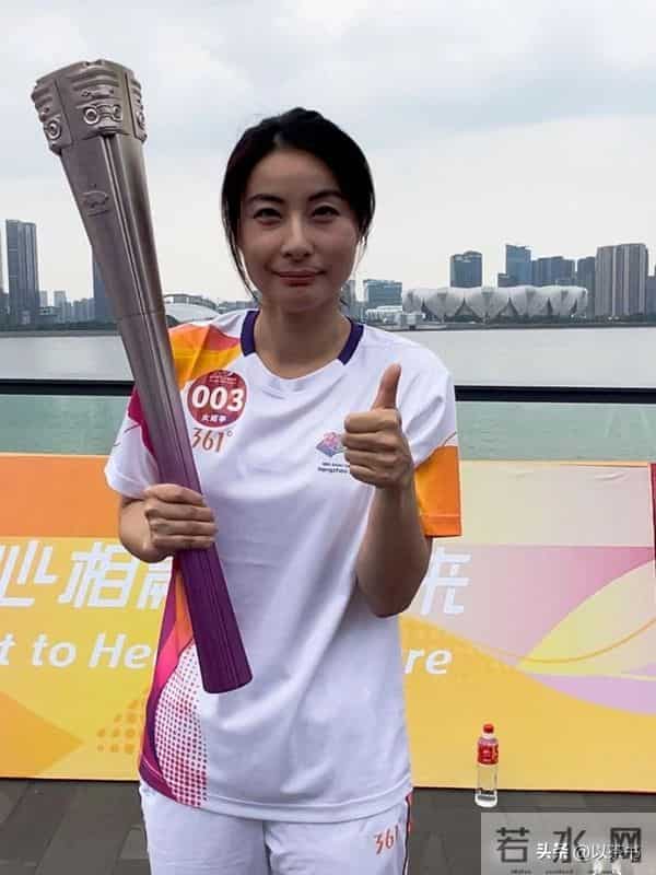 霍家人全运会为郭晶晶喝彩，霍启山与叔叔坐一起，为何不见霍启刚