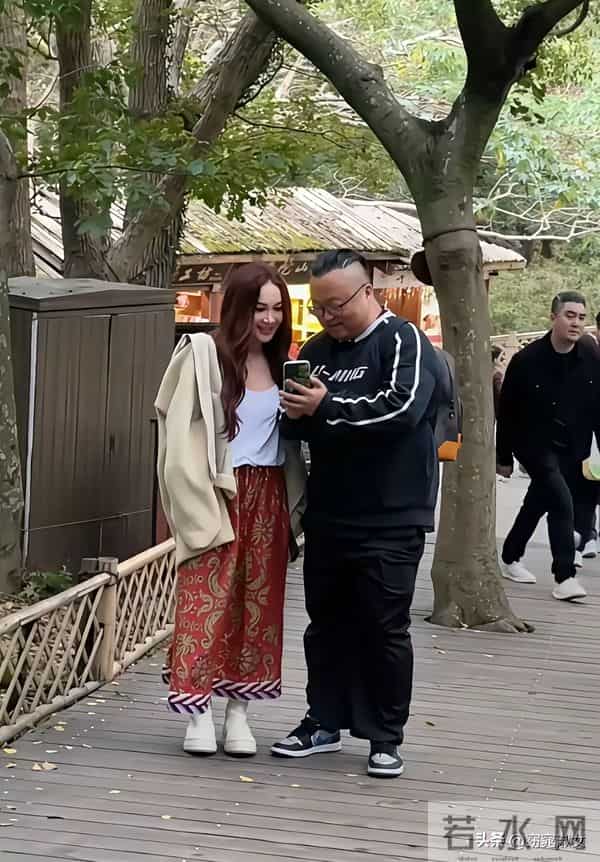 59岁温碧霞现身普陀山,医美脸又硬又僵,穿低胸吊带露半个胳膊