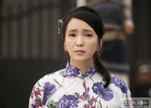 她是实力派演员,父亲截肢母亲瘫痪双双离世,丈夫是她的力量