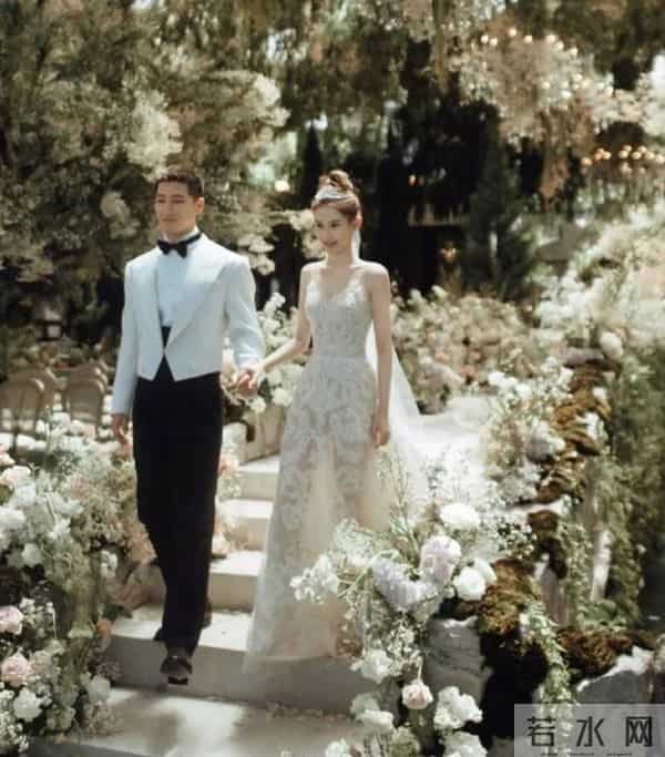 何超莲澳大利亚偶遇，穿紧身裤臀扁又塌，窦骁紧盯娇妻难掩好心情