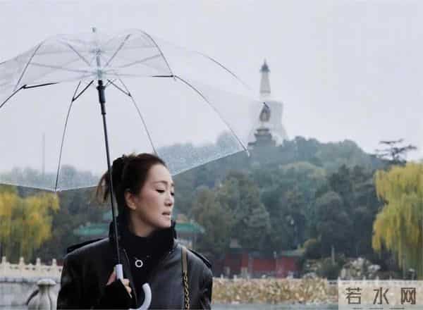 59岁巩俐现身北京公园，满脸皱纹头发凌乱喝酸奶吃糖葫芦超接地气