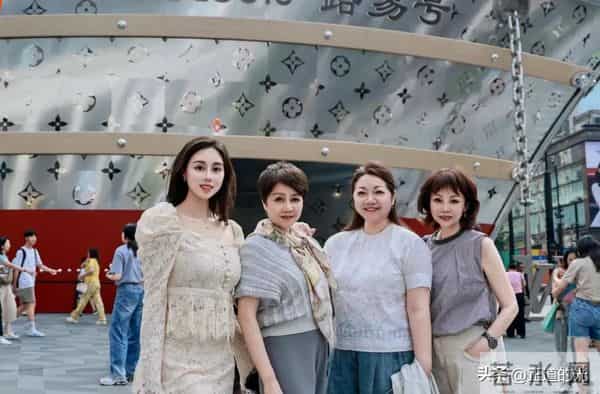 65岁梁安琪脸上一个皱纹都没有 不输20岁大学生 有钱人保养的就是好