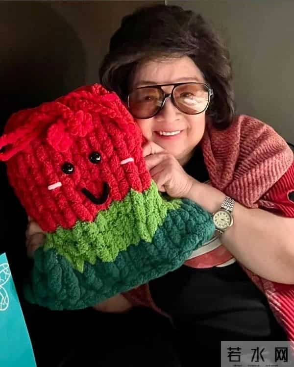 76岁香港著名女歌手的近况曝光，真的好久没见她露面