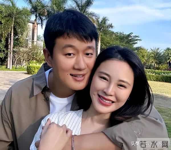 佟大为近况:生活低调,46岁头发稀疏显老气,老婆年轻很会保养