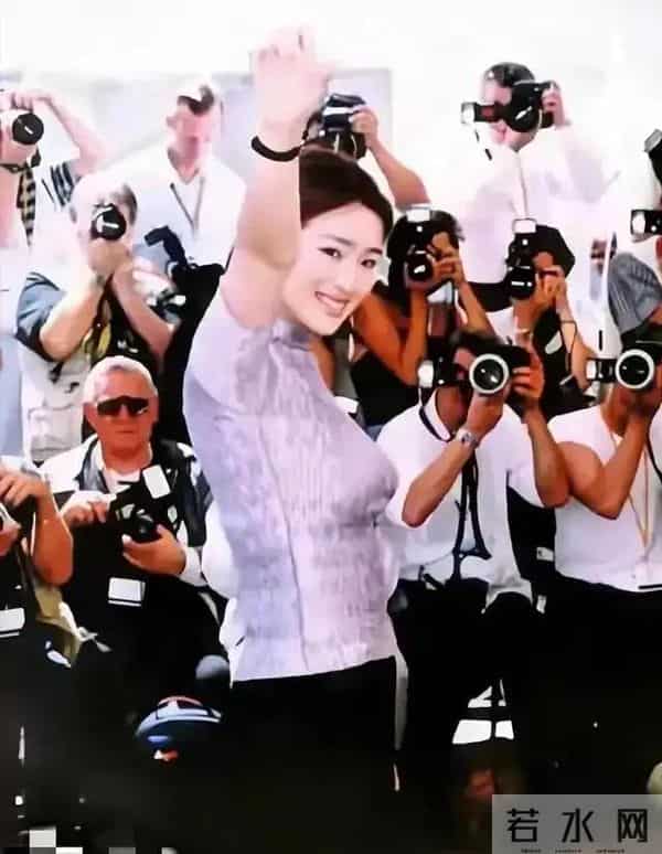 天呐!巩俐这身材太惊艳了,胸围几乎到肚脐,状态却依旧十分亮眼