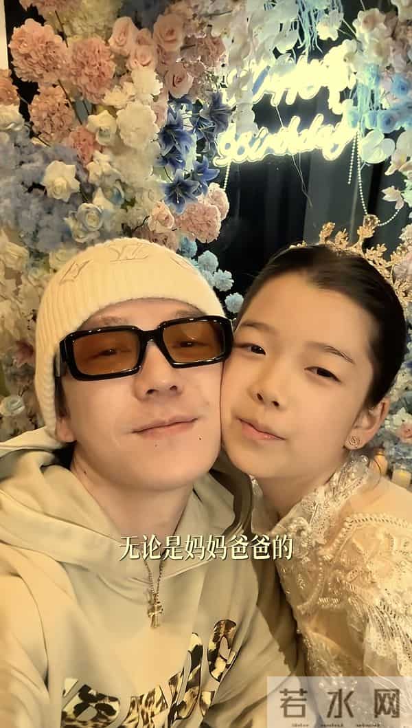 王栎鑫吴雅婷同框为女儿庆生，10岁王唯伊像爸爸，一家四口好幸福