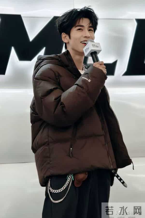 张凌赫现身沈阳万象城，颜值超高，帅气出众，堪称中国最帅的男人