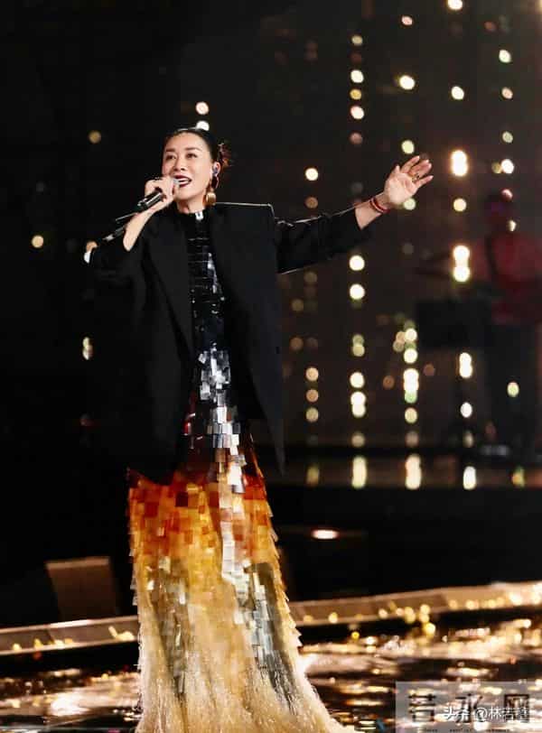 57岁那英，现身长沙机场被偶遇，一身休闲装扮，松弛感十足！