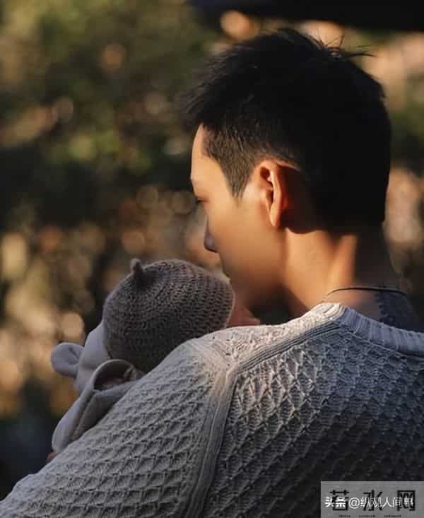 霍汶希曝英皇负债仍坚挺的真相：杨受成像爸爸，艺人全都是一家人