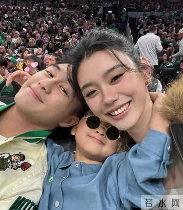 何超莲澳大利亚偶遇，穿紧身裤臀扁又塌，窦骁紧盯娇妻难掩好心情