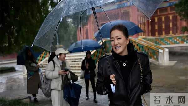 59岁巩俐现身北京公园，满脸皱纹头发凌乱喝酸奶吃糖葫芦超接地气