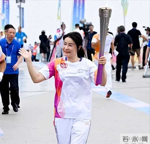 霍家人全运会为郭晶晶喝彩，霍启山与叔叔坐一起，为何不见霍启刚