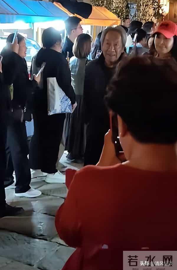 79岁王奎荣弯腰驼背, 小37岁娇妻罕见露脸, 一个动作暴露两人的感情