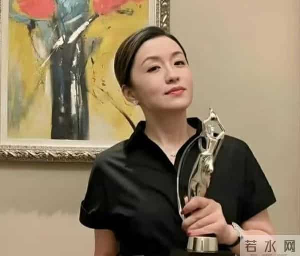 秦雯喜提蓝底白字!袭警、捞人真相大白,网友-吹牛不犯法但丢脸