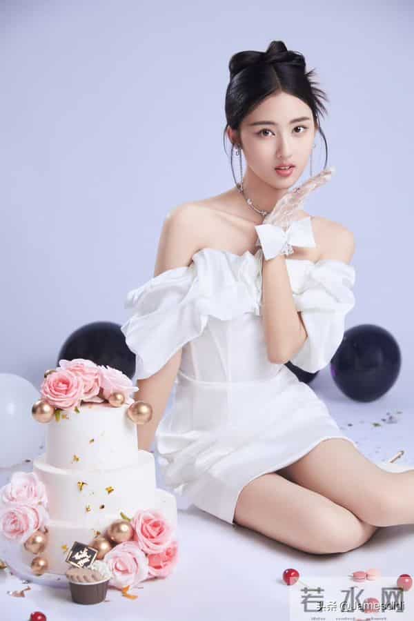 美人胚子 张婉儿 且自带仙气的 妈生脸 精致五官如小巧琼鼻 标志性梨涡