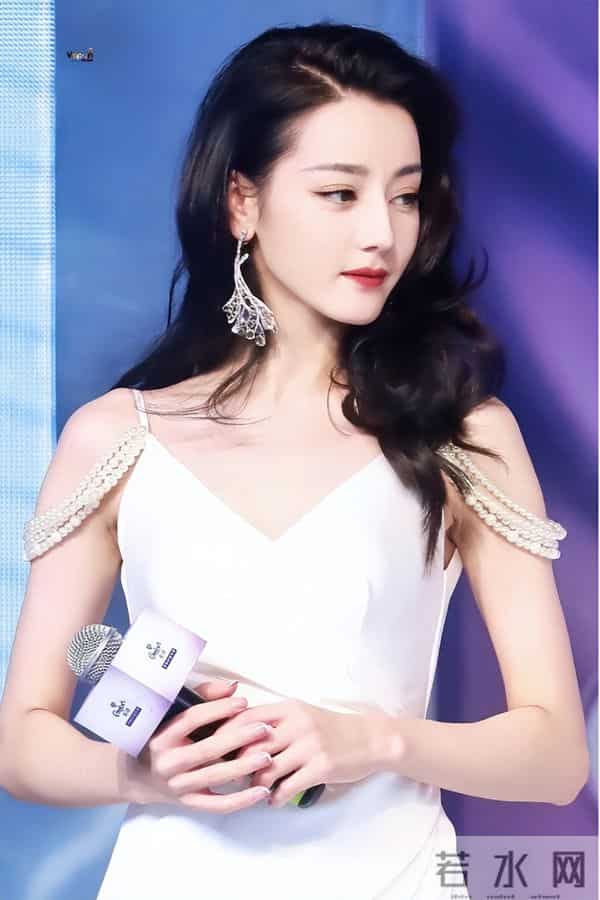 钱再多有什么用？33岁迪丽热巴的现状，给所有年轻女性提了个醒