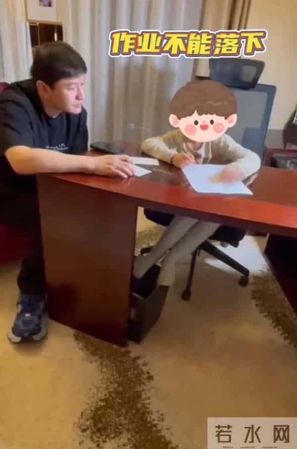 黄晓明带儿子参加生日宴!小海绵被奶奶搂在怀中,8岁大长腿随妈