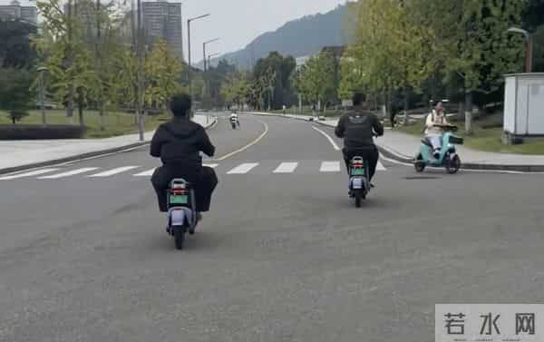 叶爸和聪仔骑单车很开心 叶妈说聪仔离挨揍不远了 叶爸回应背包来历