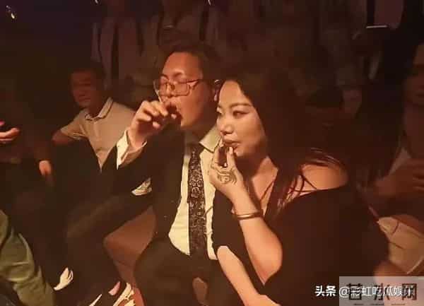 向太小儿子向佑没救了！带胖妞夜店嗨玩抽烟喝酒，彻底放飞自我