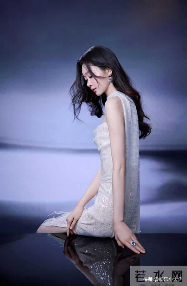 宋轶最新活动照，一袭白色薄纱羽毛裙，布灵布灵的，美得不可方物