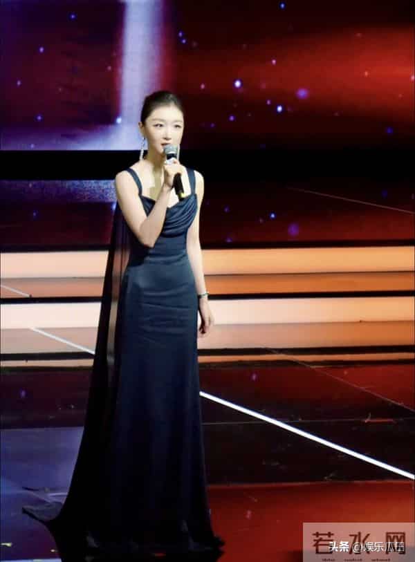 今晚的周冬雨太美了，大光明配蓝色拖尾吊带裙 端庄典雅 自信又迷人