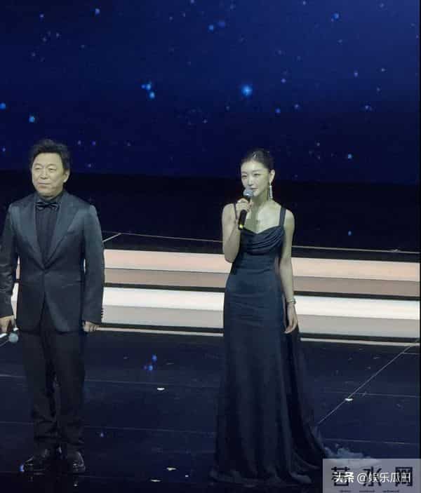 今晚的周冬雨太美了，大光明配蓝色拖尾吊带裙 端庄典雅 自信又迷人