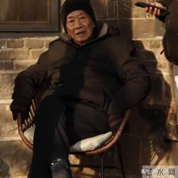 79岁王奎荣弯腰驼背, 小37岁娇妻罕见露脸, 一个动作暴露两人的感情