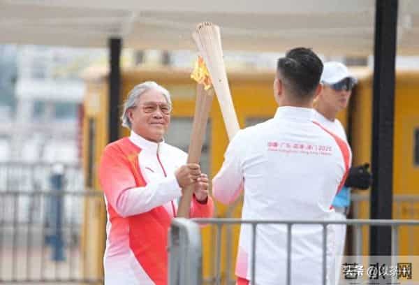 霍家人全运会为郭晶晶喝彩，霍启山与叔叔坐一起，为何不见霍启刚