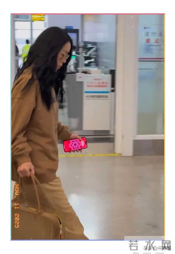 57岁那英，现身长沙机场被偶遇，一身休闲装扮，松弛感十足！