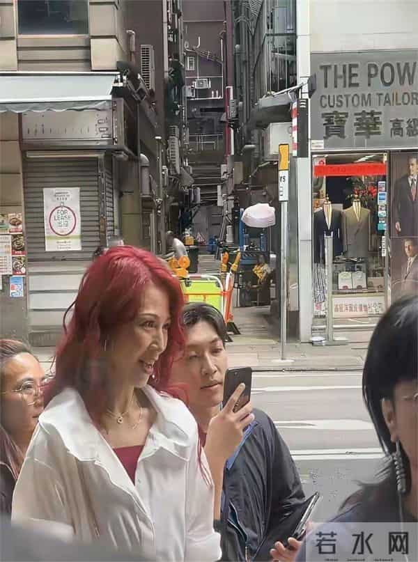 52岁的蔡少芬真实容貌：老气横秋，染红色头发也遮不住头上的白发