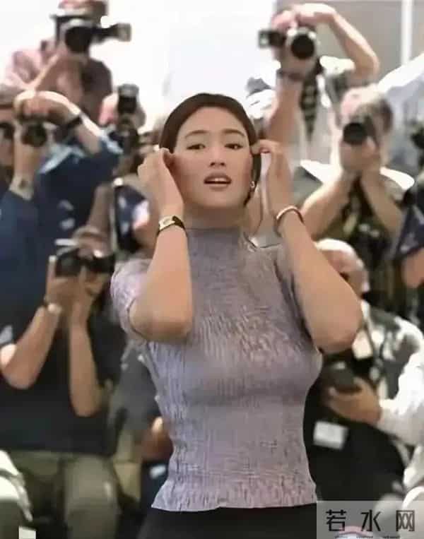 天呐!巩俐这身材太惊艳了,胸围几乎到肚脐,状态却依旧十分亮眼