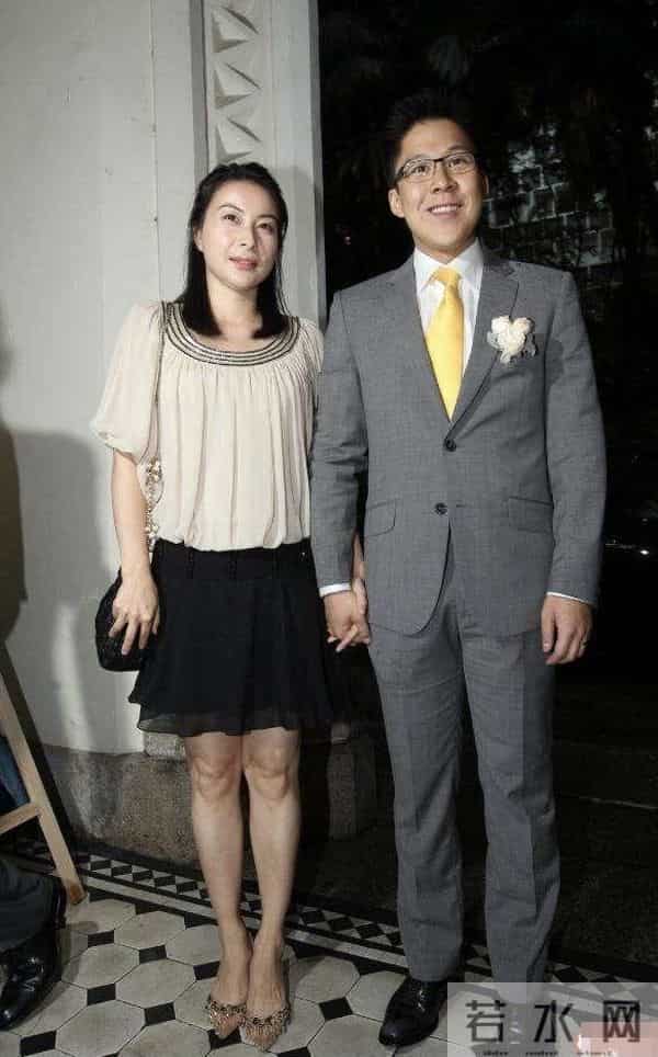 这一夜,露肩装的那英,深V领的朱珠,都输给了全裹出镜的郭晶晶