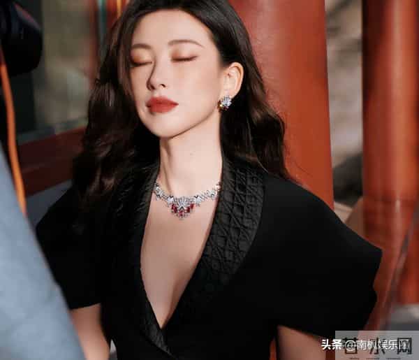 这一夜，59岁巩俐秒了41岁朱珠，不要怀疑任何一张演电影女主的脸