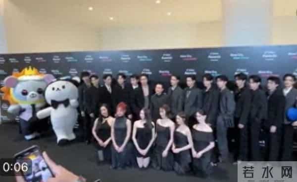 众艺人合照「女星被叫前排下跪拍照」!男星爽站后排 影片曝光掀众怒